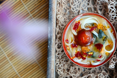 Misoshiru con tuorlo marinato e perle di granchio