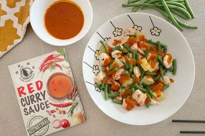 Insalata di salmone e gamberetti con salsa al curry rosso