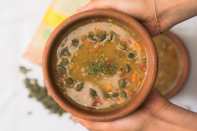 Zuppa quinoa e lenticchie con semi di zucca